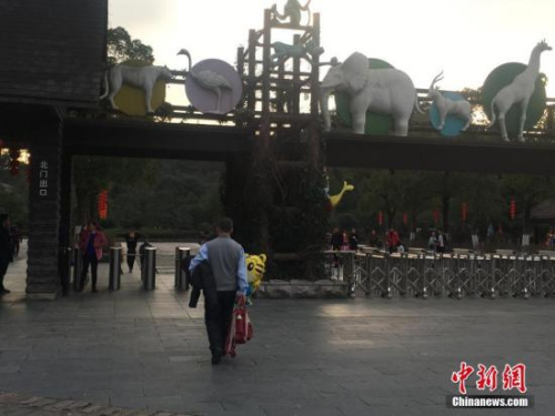 游客離開雅戈爾動物園。李佳赟 攝 點擊進入下一頁