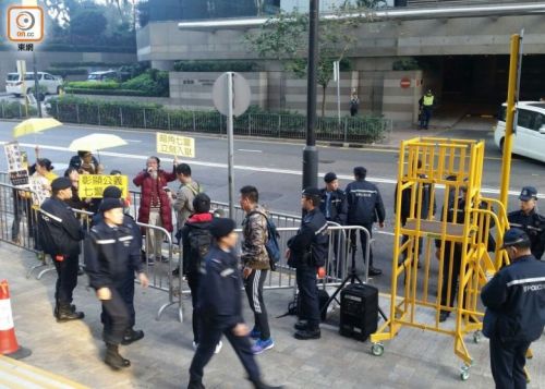 支持及反對警員的兩批人在庭外示威，互相指責