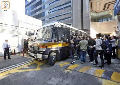 7警員今早被押解入庭