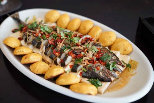農(nóng)家白菜豆腐蒸自曬鲅魚配玉米餅子