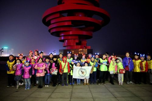 在五四廣場舉辦的熒光跑活動。