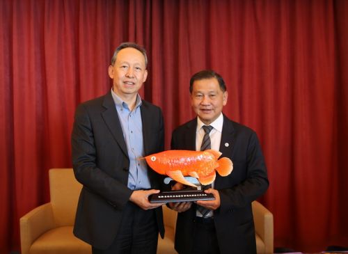 杜波主席向廖文良主席贈送象征吉祥如意的青島特色貝雕