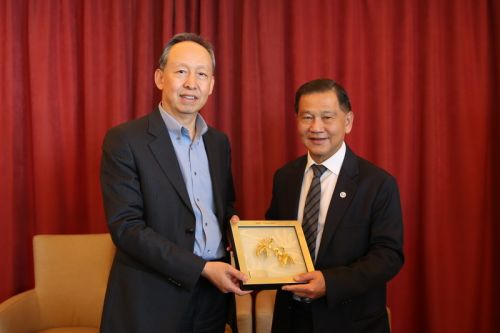 廖文良主席向杜波主席贈送象征友誼長存的金魚雕件