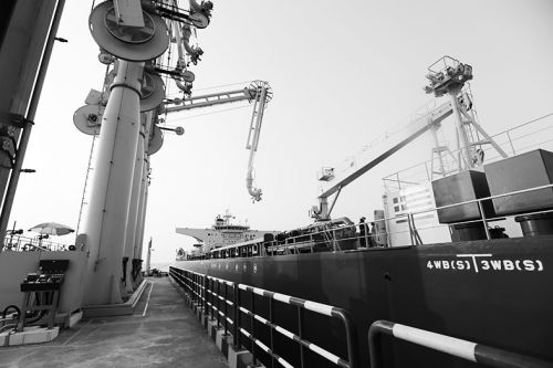 圖片說明：10日，緬甸馬德島港，卸油臂從油輪上卸油。