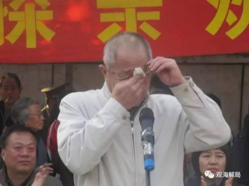 2010年，董良翮回插隊地激動落淚