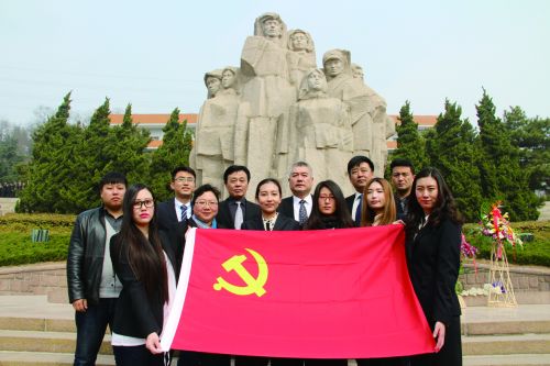 照岳所全體黨員律師在革命先烈雕像和黨旗前合影