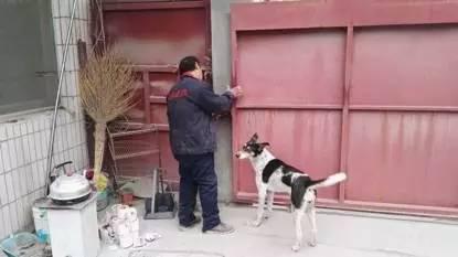 問題企業一人員強行鎖門，扣留督查人員。圖片來自環保部官方微信公眾號。