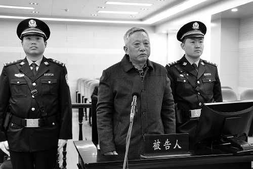  孫蘭雨站在被告人席上