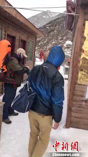 圖為救援隊開展救援。　陜西曙光救援隊供圖 攝