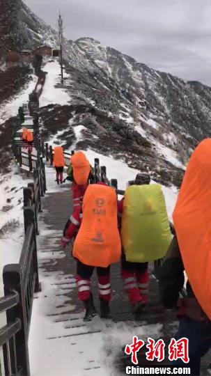 圖為救援隊開展救援。　陜西曙光救援隊供圖 攝