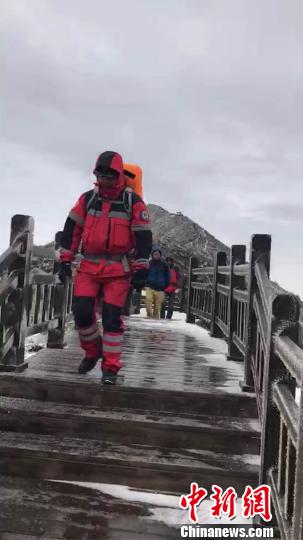 圖為救援隊開展救援。　陜西曙光救援隊供圖 攝