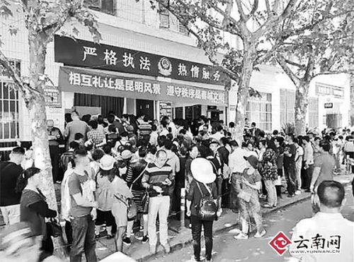 聽傳言后市民扎堆繳罰款 交警喇叭辟謠也擋不住