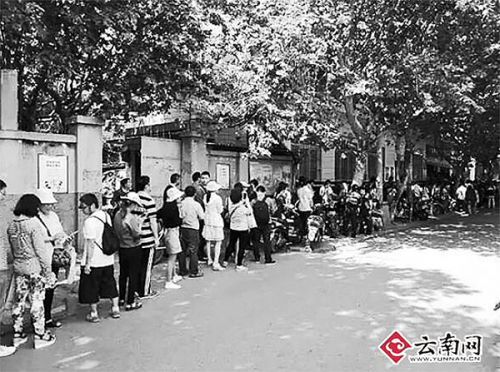 聽傳言后市民扎堆繳罰款 交警喇叭辟謠也擋不住