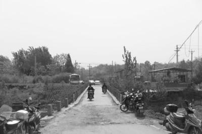  村口破損的小橋