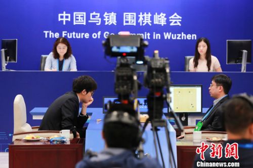 柯潔在比賽中思考 點擊進入下一頁