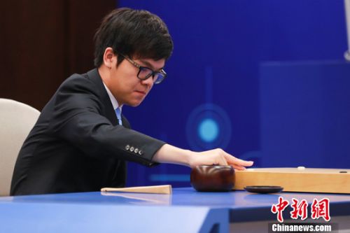 執白的柯潔與AlphaGo奉獻了一場精彩的較量 點擊進入下一頁