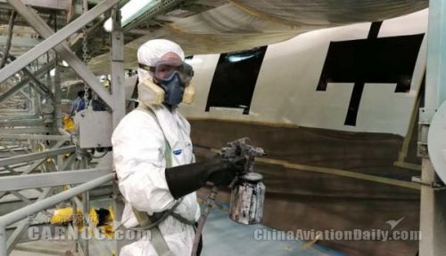 中國首架A380全面維護 噴漆面積超10個籃球場