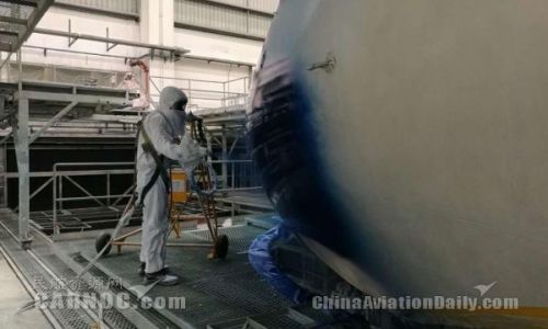 中國首架A380全面維護 噴漆面積超十個籃球場