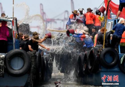 5月30日，中國傳統(tǒng)端午節(jié)，福建省石獅市舉辦第十一屆閩臺對渡文化節(jié)暨蚶江海上潑水節(jié)。&ldquo;海上潑水節(jié)&rdquo;始于明代，盛行于清，是蚶江和臺灣鹿港對渡的文化產(chǎn)物。每逢端午節(jié)，兩岸對渡的船只都要在蚶江海邊追逐潑水，以這種歡快的方式互祝吉祥，交融情誼，并祈求平安興旺。 <a target='_blank' >中新社</a>記者 王東明 攝