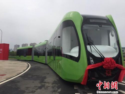 全球首列虛擬軌道列車亮相明年或?qū)⑼度肷虡I(yè)運(yùn)營