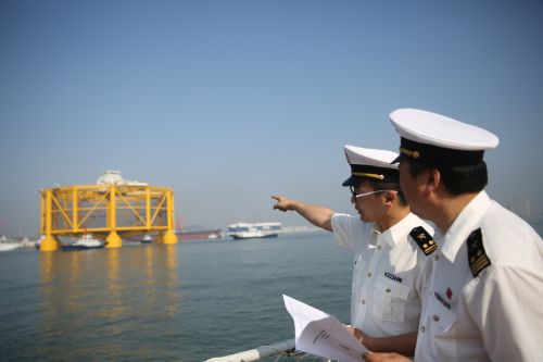 世界首座半潛式深海養(yǎng)殖裝備青島發(fā)運(yùn)  攝影： 孫進(jìn)剛