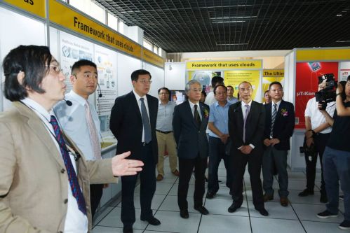 各界嘉賓參觀展區，日方代表石川千秋（左一）現場解說展區。高新區管委尚主任（左三），坂村健教授（右三）、東芝代表廣里暢盛先生（右一）現場參觀。