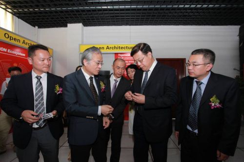 嘉賓現場查看物聯網企業最新技術產品。