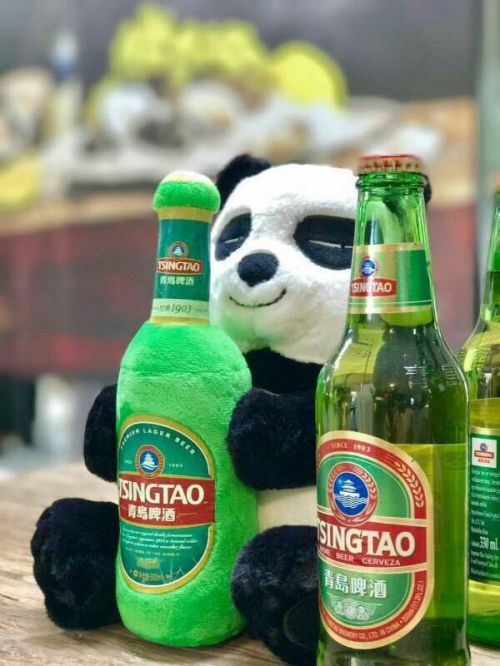 4、青島啤酒限量版熊貓公仔