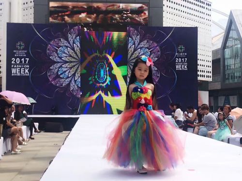 正在進行精彩表演的小模特