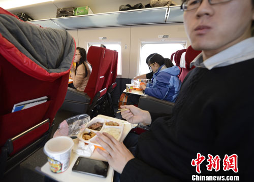 圖為G801次列車一等座席的乘客在品嘗列車提供的餐食。<a target='_blank' >中新社</a>發 侯宇 攝 點擊進入下一頁