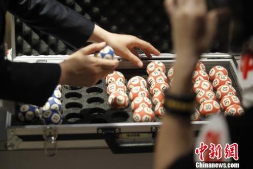 資料圖:圖為特制的開獎號碼球,每個球重24克,價值1500元。 周靜 攝
