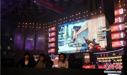 資料圖:3月17日,“CHINA CUP”冠軍杯在河北石家莊河北體育館打響第一戰(zhàn)。圖為比賽現(xiàn)場賽事解說。中新社記者 韓冰 攝