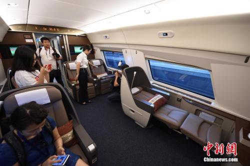 CR400AF型“復興號”列車的商務座車廂。 <a target='_blank' >中新社</a>記者 侯宇 攝 點擊進入下一頁