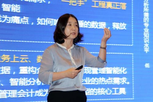 浪潮集團山東區(qū)副總裁張梅作《浪潮企業(yè)云，轉(zhuǎn)型升級新動能》主題報告。