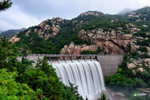 高清:嶗山里大小水庫全喝飽 10余條瀑布齊發 高清:嶗山里大小水庫全喝飽 10余條瀑布齊發