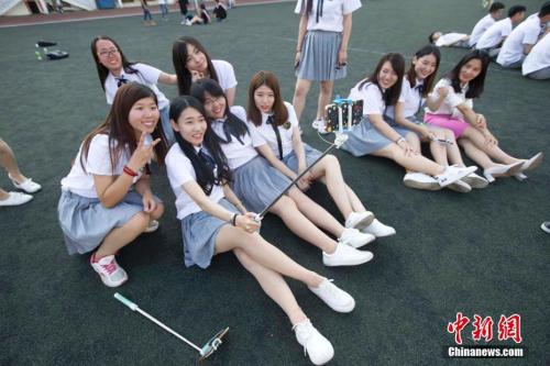 聚焦大學(xué)生消費(fèi)變遷:必備品從飯盒變成手機(jī)電腦