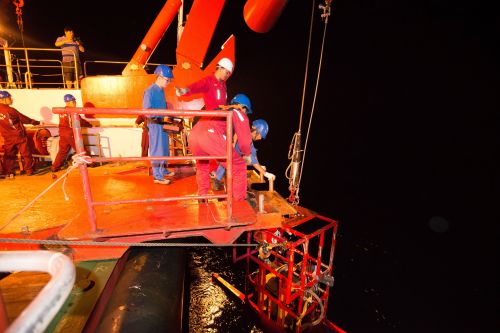 凌晨系統(tǒng)回收到船尾