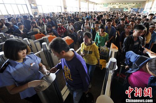 9月29日,山西太原火車站候車大廳內,出行旅客人頭攢動。<a target='_blank' >中新社</a>發 韋亮 攝 9月29日,山西太原火車站候車大廳內,出行旅客人頭攢動。<a target='_blank' >中新社</a>發 韋亮 攝
