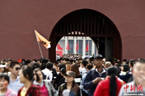 10月3日,北京天安門廣場游客眾多。10月2日和3日成為了今年國慶旅游的首個高峰期。<a target='_blank' >中新社</a>發 張浩 攝 10月3日,北京天安門廣場游客眾多。10月2日和3日成為了今年國慶旅游的首個高峰期。<a target='_blank' >中新社</a>發 張浩 攝