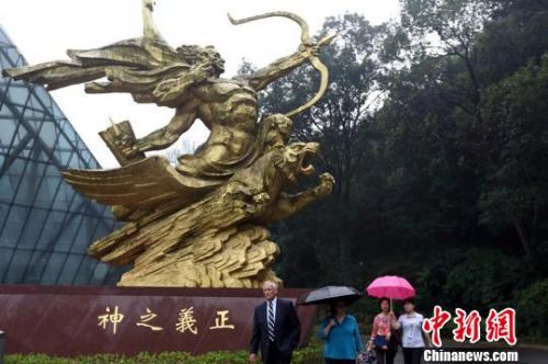 圖為美國飛虎隊研究院一行20日向南京捐贈二戰期間&ldquo;飛虎隊&rdquo;珍貴史料。　泱波 攝