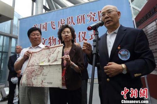 圖為當天捐贈的珍貴文物史料。　泱波 攝