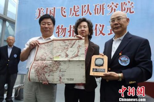 圖為當天捐贈的珍貴文物史料。　泱波 攝