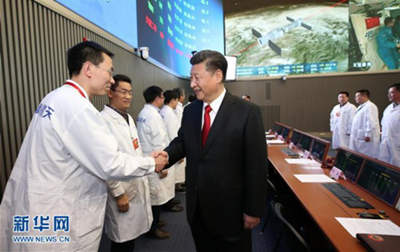 2016年11月9日，習(xí)近平來(lái)到中國(guó)載人航天工程指揮中心，同正在天宮二號(hào)執(zhí)行任務(wù)的神舟十一號(hào)航天員景海鵬、陳冬親切通話。這是通話結(jié)束后，習(xí)近平來(lái)到指揮中心現(xiàn)場(chǎng)參試人員中間，同大家親切握手，致以問(wèn)候。（圖片來(lái)源：新華社）