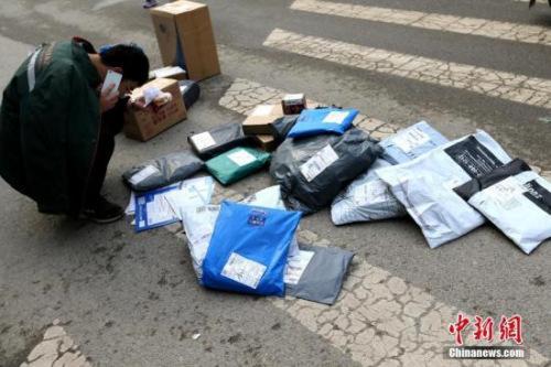 資料圖：快遞員在打電話聯(lián)系收快遞者。<a target='_blank' >中新社</a>記者 張遠(yuǎn) 攝