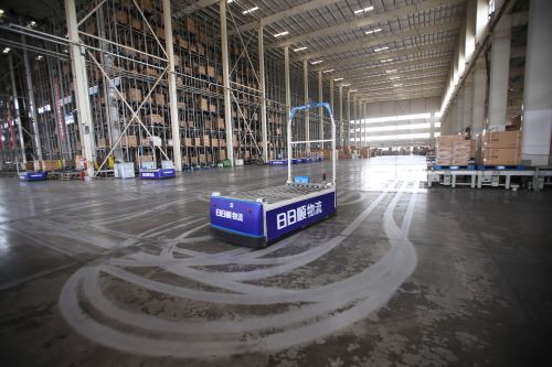 （菜鳥與日日順首次展示大件物流無人倉，自動運行的車輛在地面上畫出繁忙軌跡）