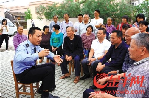 徐飛向村民黨員宣講十九大精神