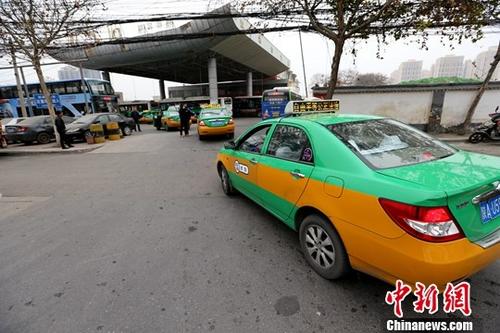 資料圖：西安出租車排隊等候在加氣站外。<a target='_blank' >中新社</a>記者 張遠 攝