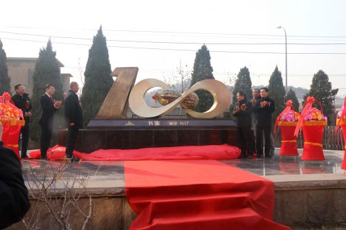 長生集團(tuán)100周年雕塑揭幕儀式。