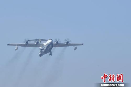 <p>24日，由中國航空工業(yè)自主研發(fā)的國產(chǎn)首款大型水陸兩棲飛機&ldquo;鯤龍&rdquo;AG600在珠海金灣機場成功首飛。　陳驥旻 攝</p>