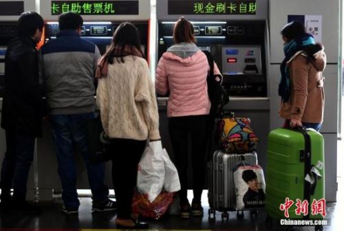 2月1日，昆明市新螺螄灣南部汽車客運站大廳里自助購票的旅客。當(dāng)日，為期40天的中國春運正式拉開大幕。<a target='_blank' >中新社</a>記者 李進紅 攝
